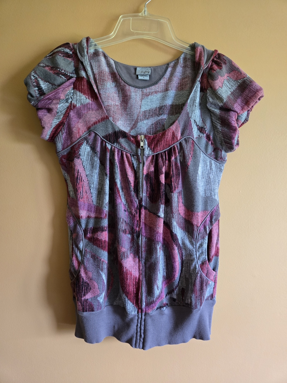 Daytrip Abstract Short Sleeve Zip-up Hooded Top PTP=16"